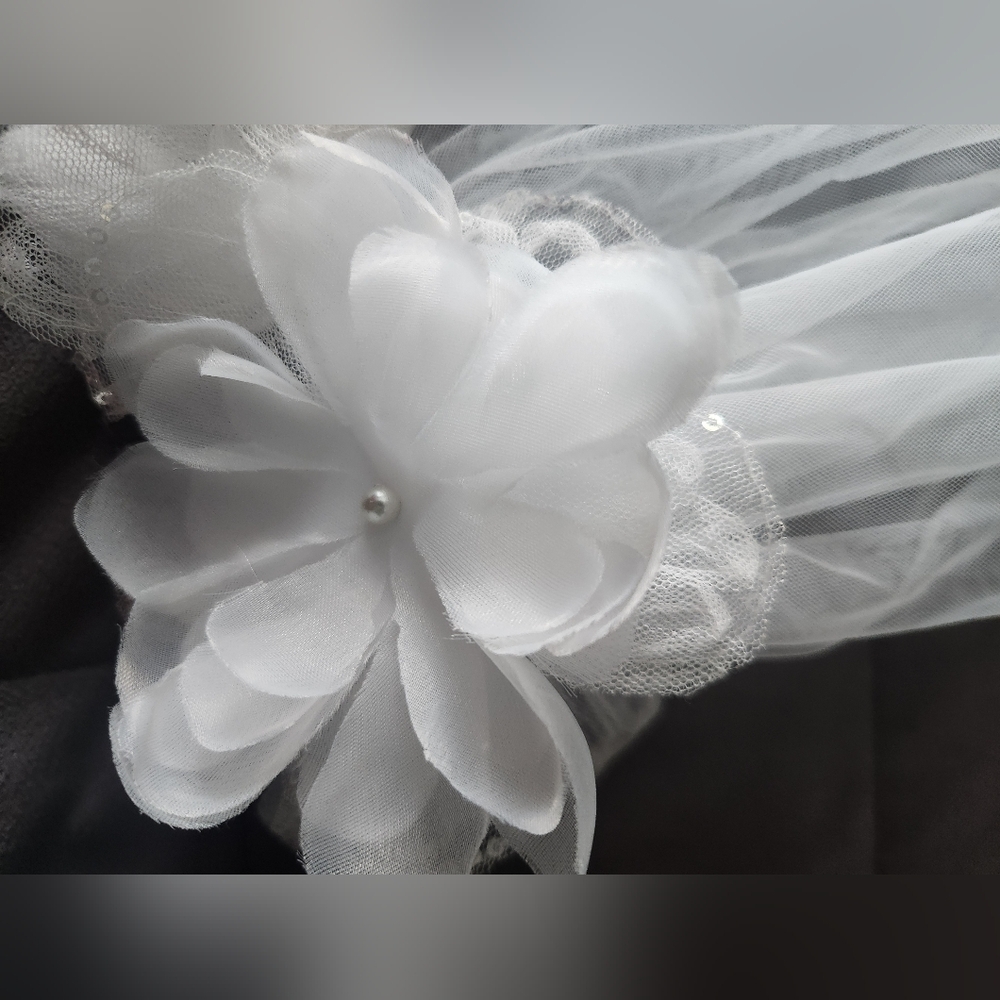 Elegant White Sheer Arm Sleeves with Floral Accents - Picture 4 of 4